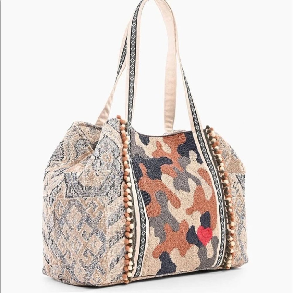 AMERICA & BEYOND DON’T HIDE YOUR HEART TOTE NWOT - Picture 7 of 8